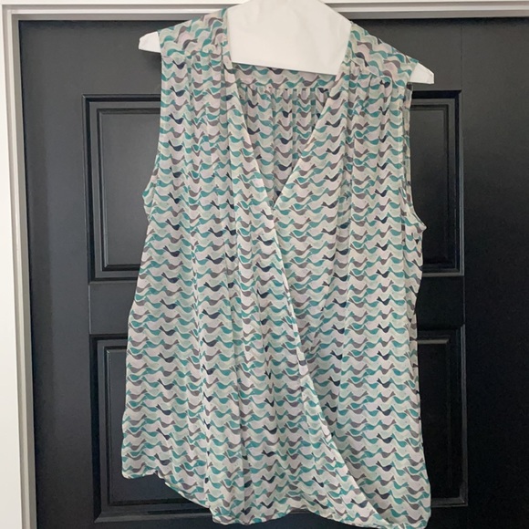So cute! CAbi top. Women’s size L - Picture 3 of 7